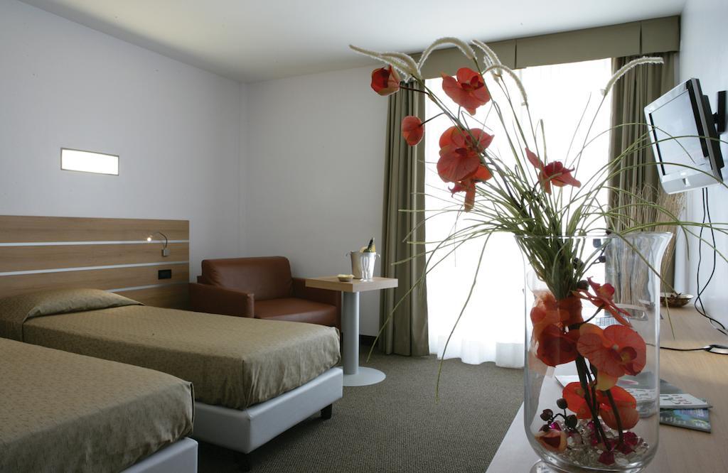 Hotel Sporting โปเมเซีย ภายนอก รูปภาพ